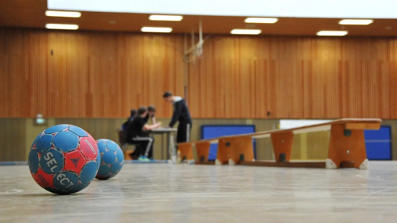Håndbolde på gulv i idrætshal